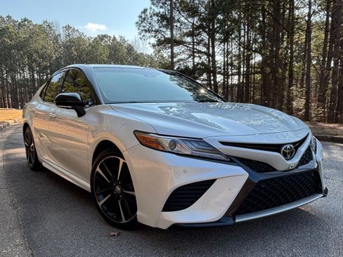 Used 2018 Toyota Camry XSE image 1
