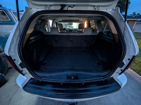 Used 2010 Jeep Grand Cherokee Laredo w/ Sun/Sound Group image 5