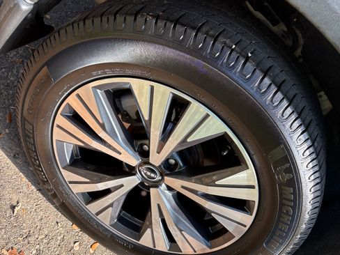 Used 2022 Nissan Rogue SV FWD image 11