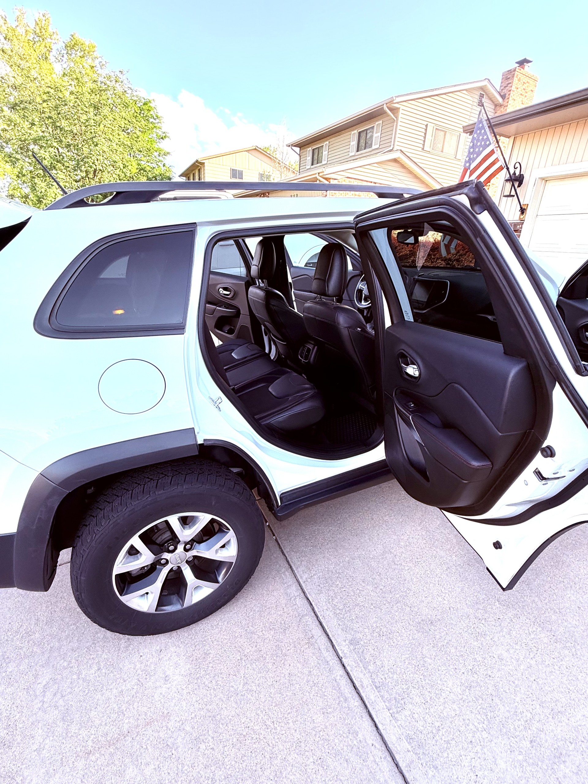 Used 2015 Jeep Cherokee Trailhawk w/ Cold Weather Group AWD/4WD image 12