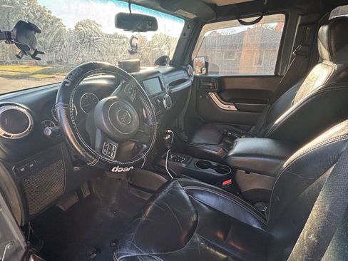 Used 2014 Jeep Wrangler Unlimited Rubicon w/ Connectivity Group image 12