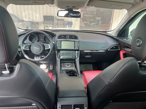 Used 2017 Jaguar F-PACE R-Sport image 12