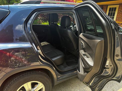 Used 2018 Chevrolet Trax LT w/ LT Convenience Package image 9