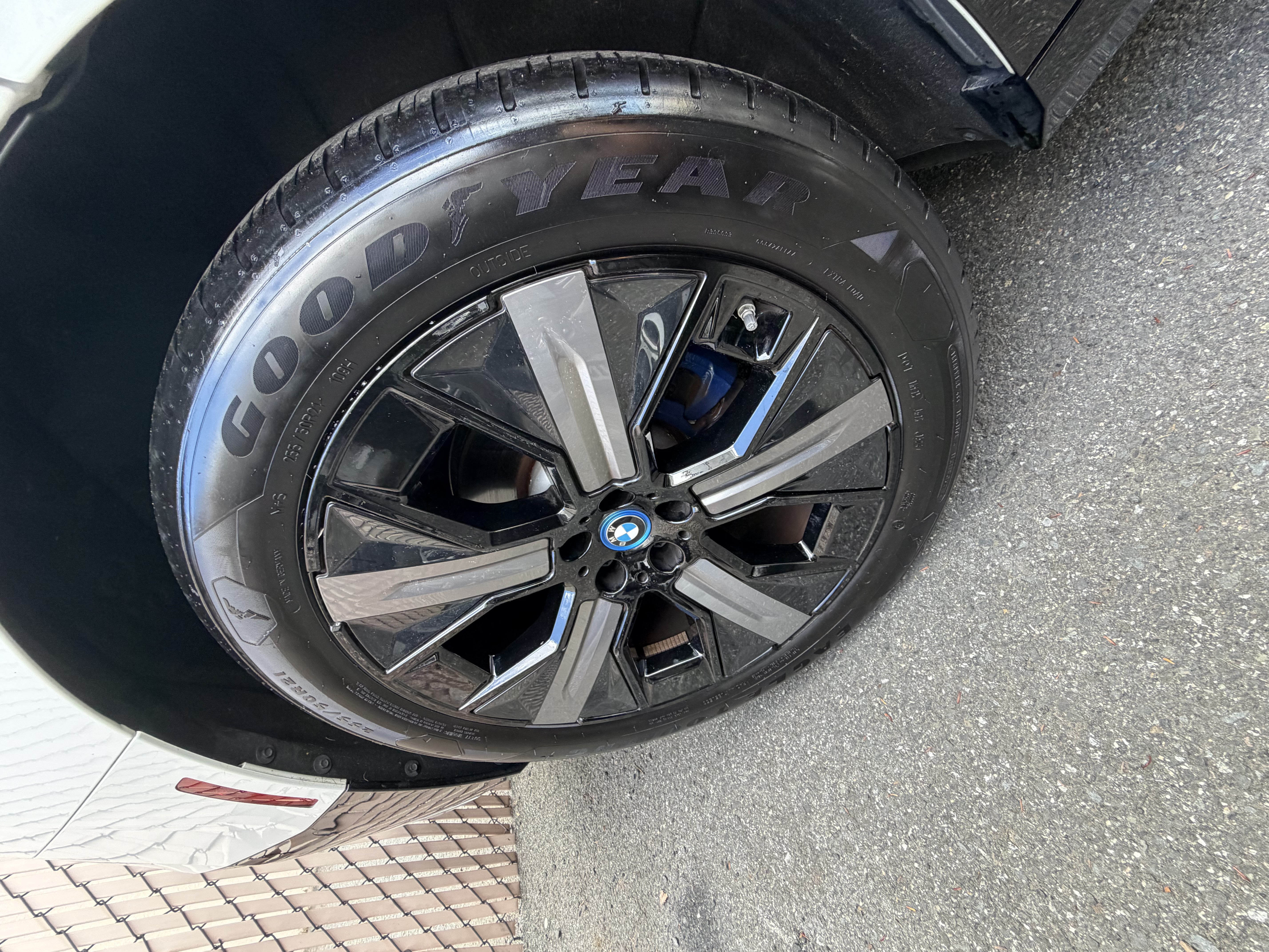 Used 2025 BMW iX xDrive50 w/ Premium Package AWD/4WD image 15