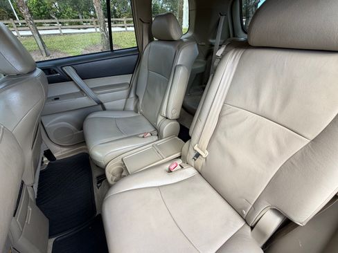 Used 2010 Toyota Highlander SE image 28