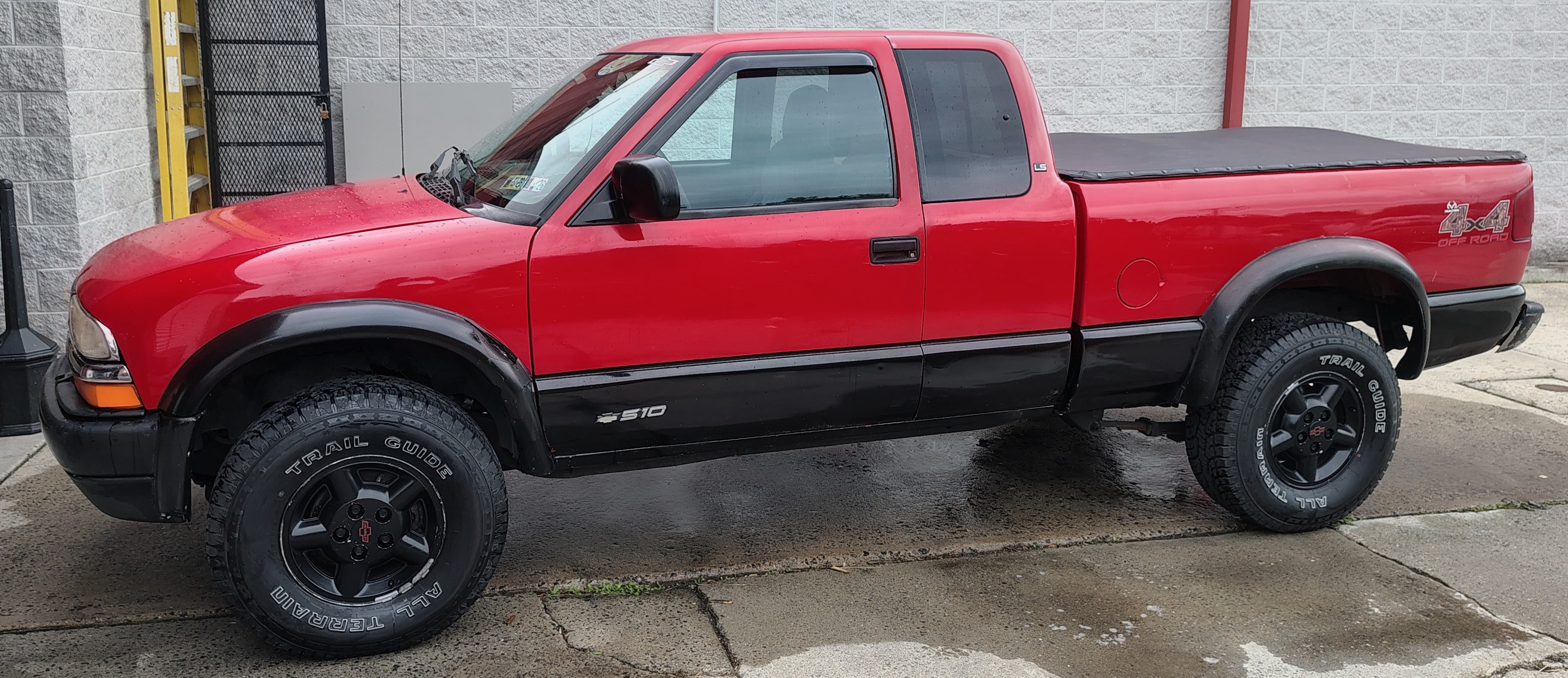Used 2000 Chevrolet S10 Pickup 4x4 Extended Cab w/ Preferred Equipment Group image 4