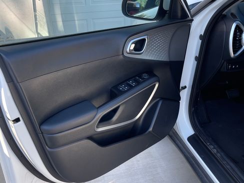 Used 2023 Kia Soul LX w/ LX Technology Package FWD image 6