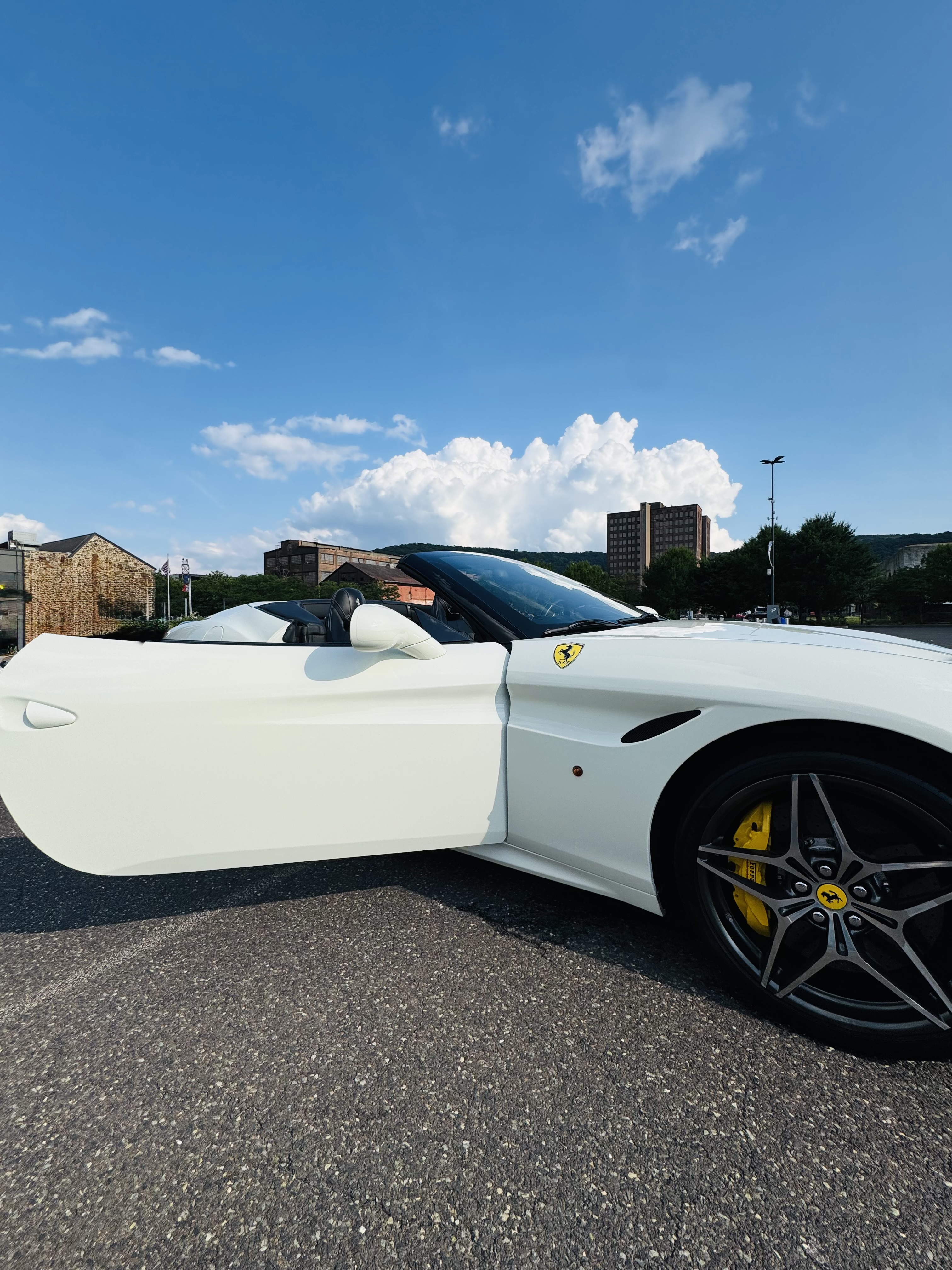 Used 2016 Ferrari California T RWD image 17