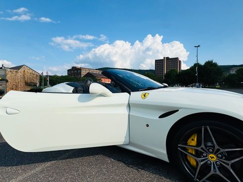 Used 2016 Ferrari California T image 17