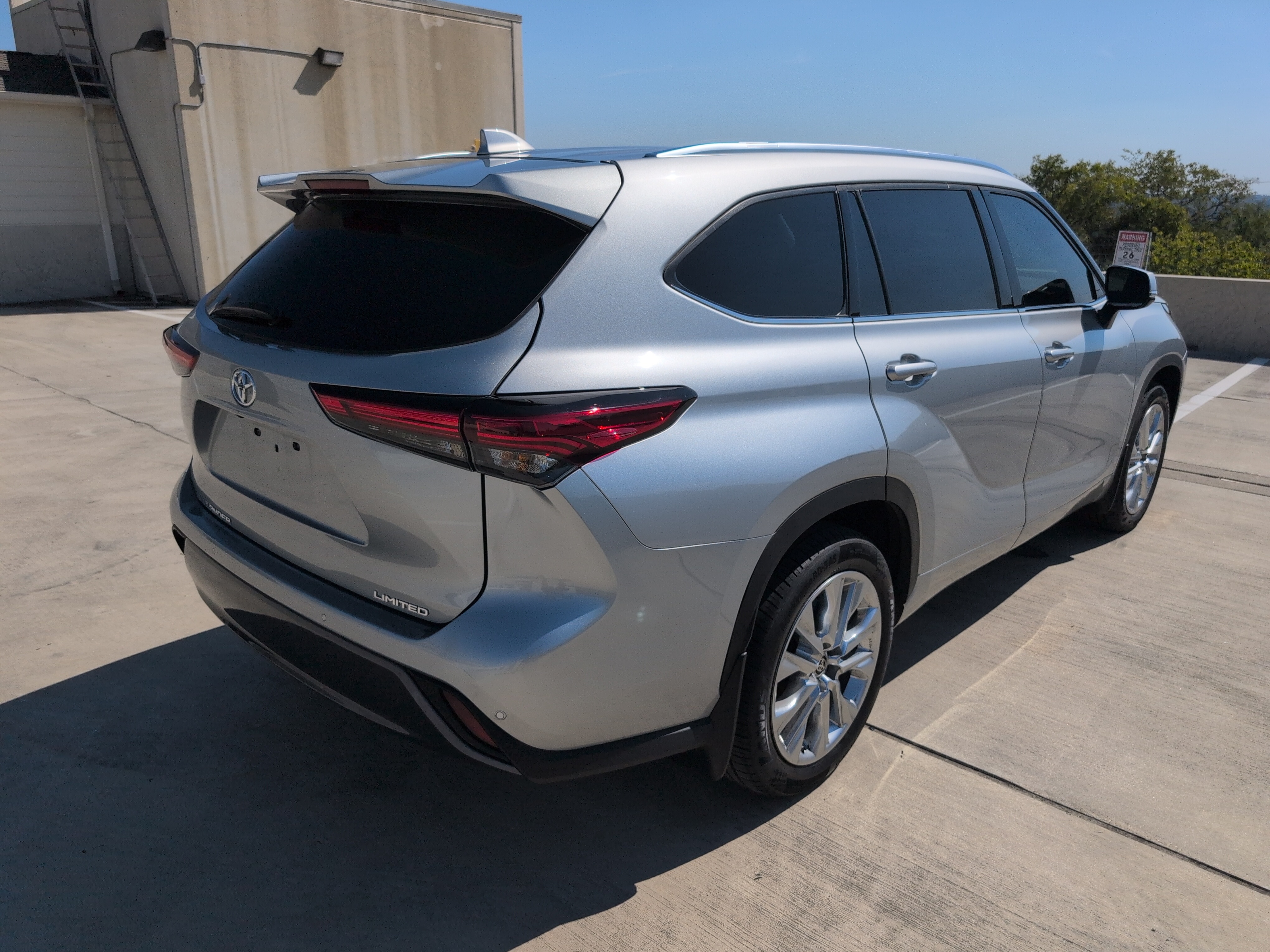 Used 2023 Toyota Highlander Limited FWD image 9