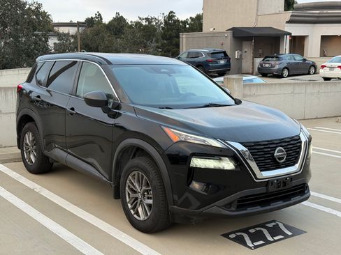 Used 2021 Nissan Rogue S FWD image 2