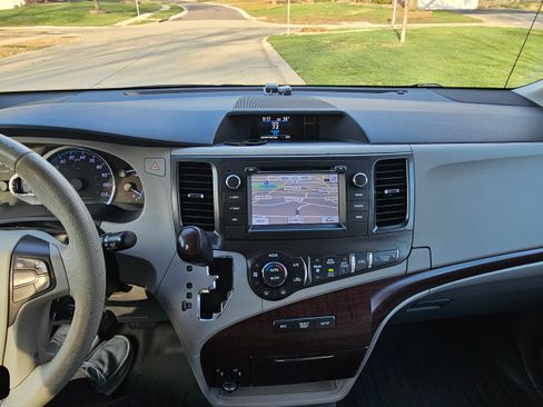 Used 2012 Toyota Sienna XLE image 11