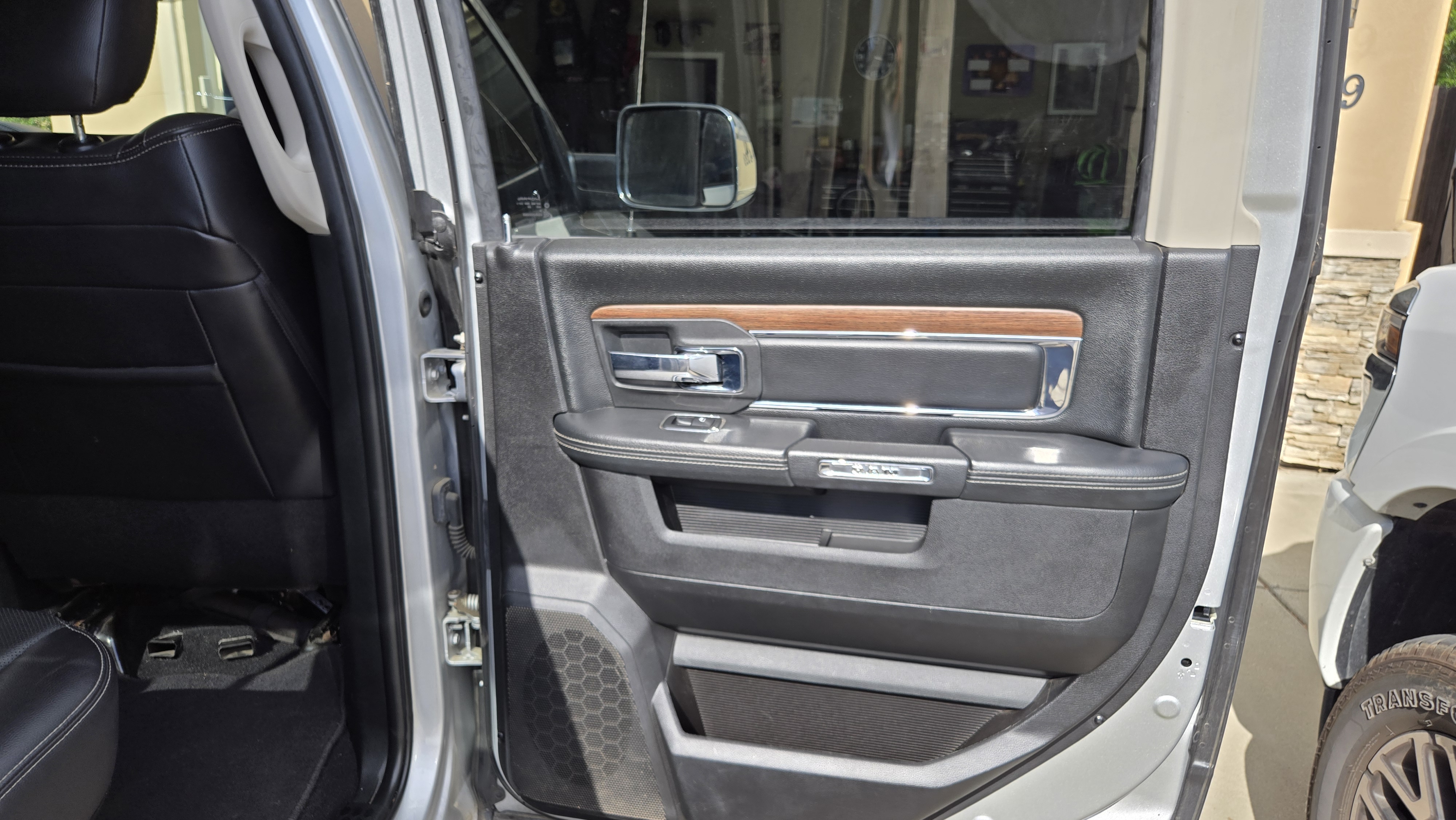 Used 2017 RAM 1500 Laramie w/ Convenience Group AWD/4WD image 21