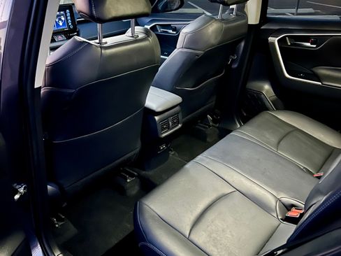 Used 2022 Toyota RAV4 XLE Premium image 14