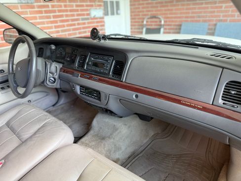 Used 2011 Ford Crown Victoria LX w/ Comfort Appearance Pkg RWD image 5