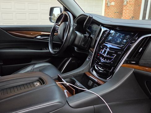 Used 2020 Cadillac Escalade ESV Luxury image 3