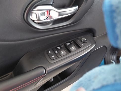 Used 2019 Jeep Cherokee Trailhawk w/ Cold Weather Group image 17