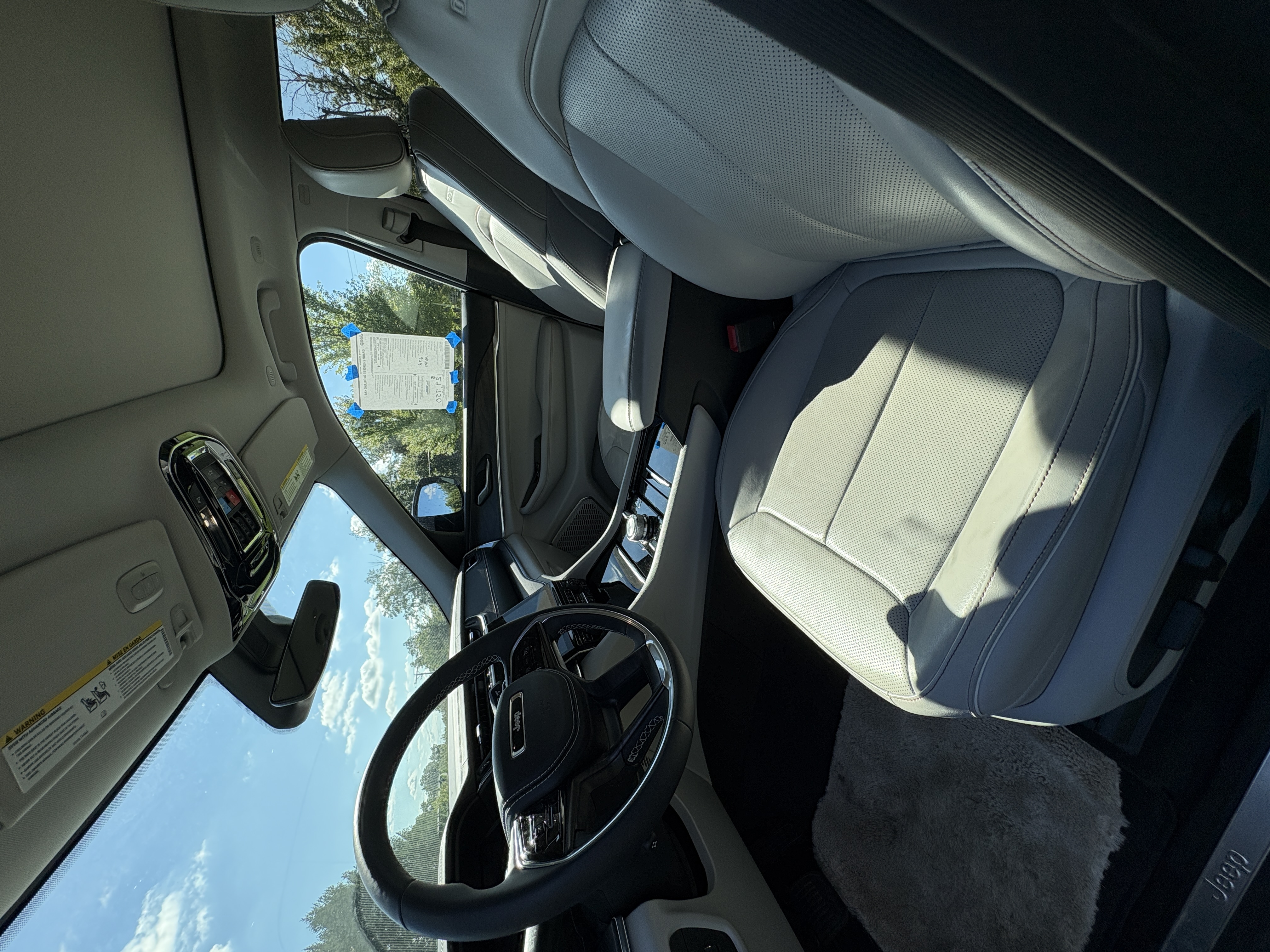 Used 2023 Jeep Grand Cherokee Overland AWD/4WD image 10