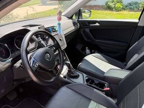 Used 2019 Volkswagen Tiguan SE w/ Panoramic Sunroof Package FWD image 9