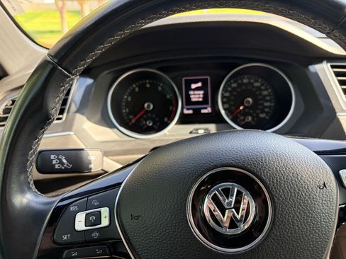 Used 2021 Volkswagen Tiguan SEL AWD/4WD image 33