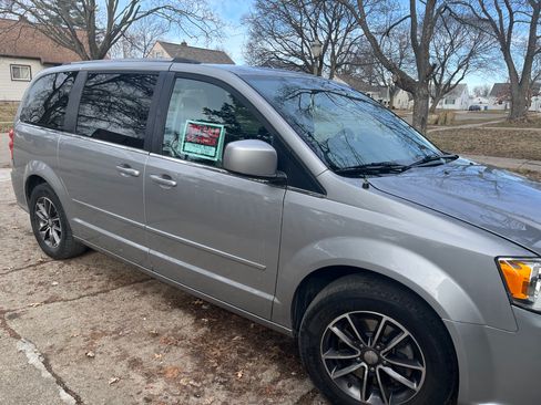 Used 2016 Dodge Grand Caravan SXT image 2