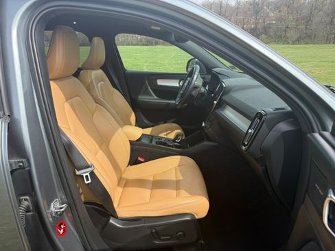 Used 2019 Volvo XC40 T5 Momentum image 11