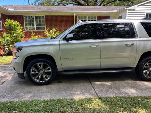 Used 2017 Chevrolet Suburban LT w/ Luxury Package RWD image 5
