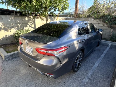 Used 2019 Toyota Camry SE w/ Convenience Package FWD image 5