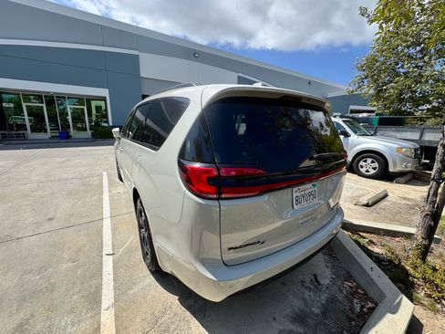 Used 2021 Chrysler Pacifica Limited w/ Uconnect Theater Family Group FWD image 5