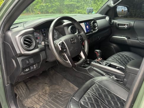 Used 2022 Toyota Tacoma TRD Off-Road AWD/4WD image 17