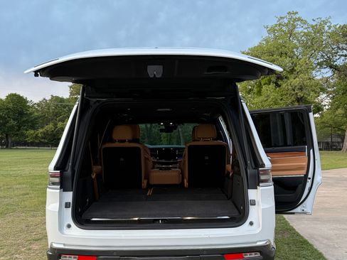 Used 2022 Jeep Grand Wagoneer Series III w/ Rear Seat Video Group 1 image 11