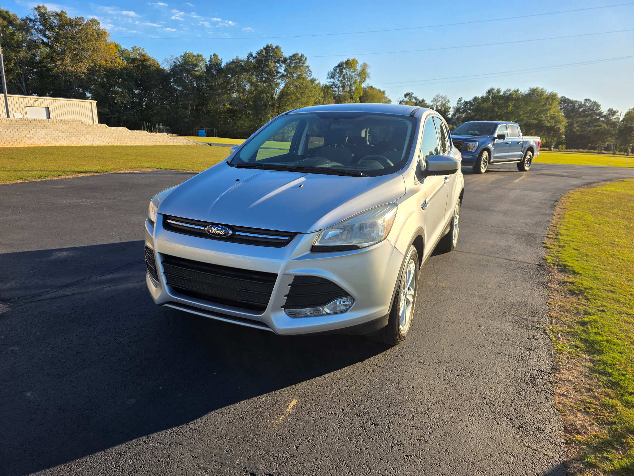 Used 2015 Ford Escape SE FWD image 2