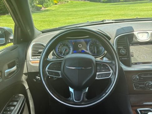 Used 2019 Chrysler 300 C RWD image 1