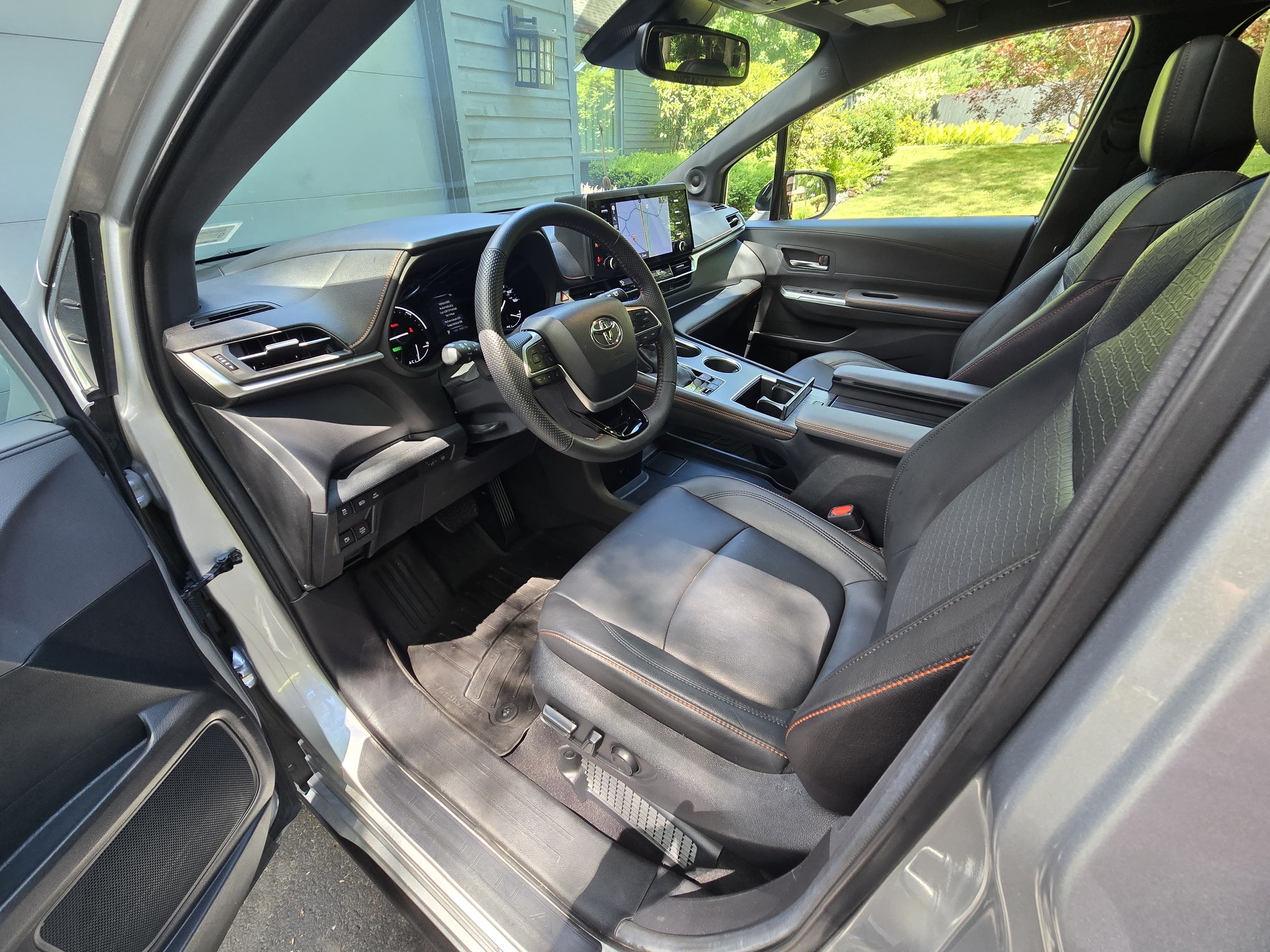 Used 2022 Toyota Sienna XSE w/ XSE Plus Package AWD/4WD image 6