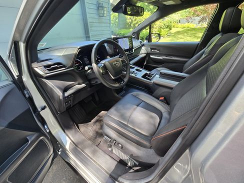 Used 2022 Toyota Sienna XSE w/ XSE Plus Package AWD/4WD image 6