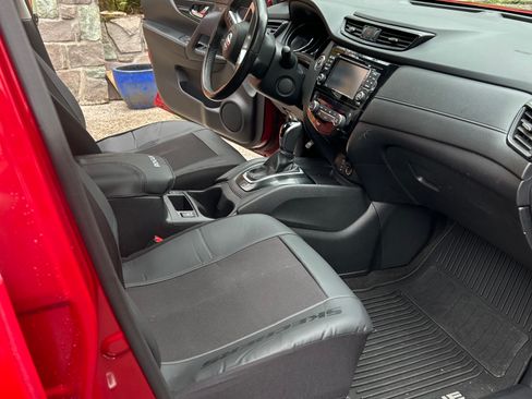 Used 2017 Nissan Rogue SV w/ SV Premium Package image 8