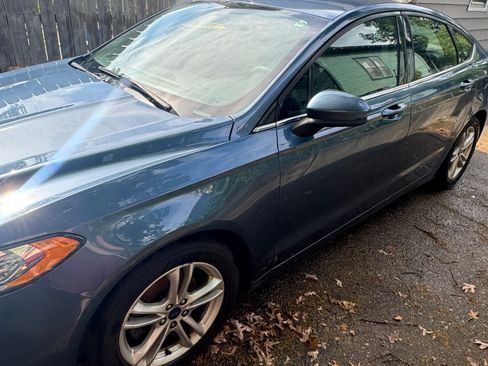 Used 2018 Ford Fusion SE w/ Fusion SE Technology Package FWD image 2