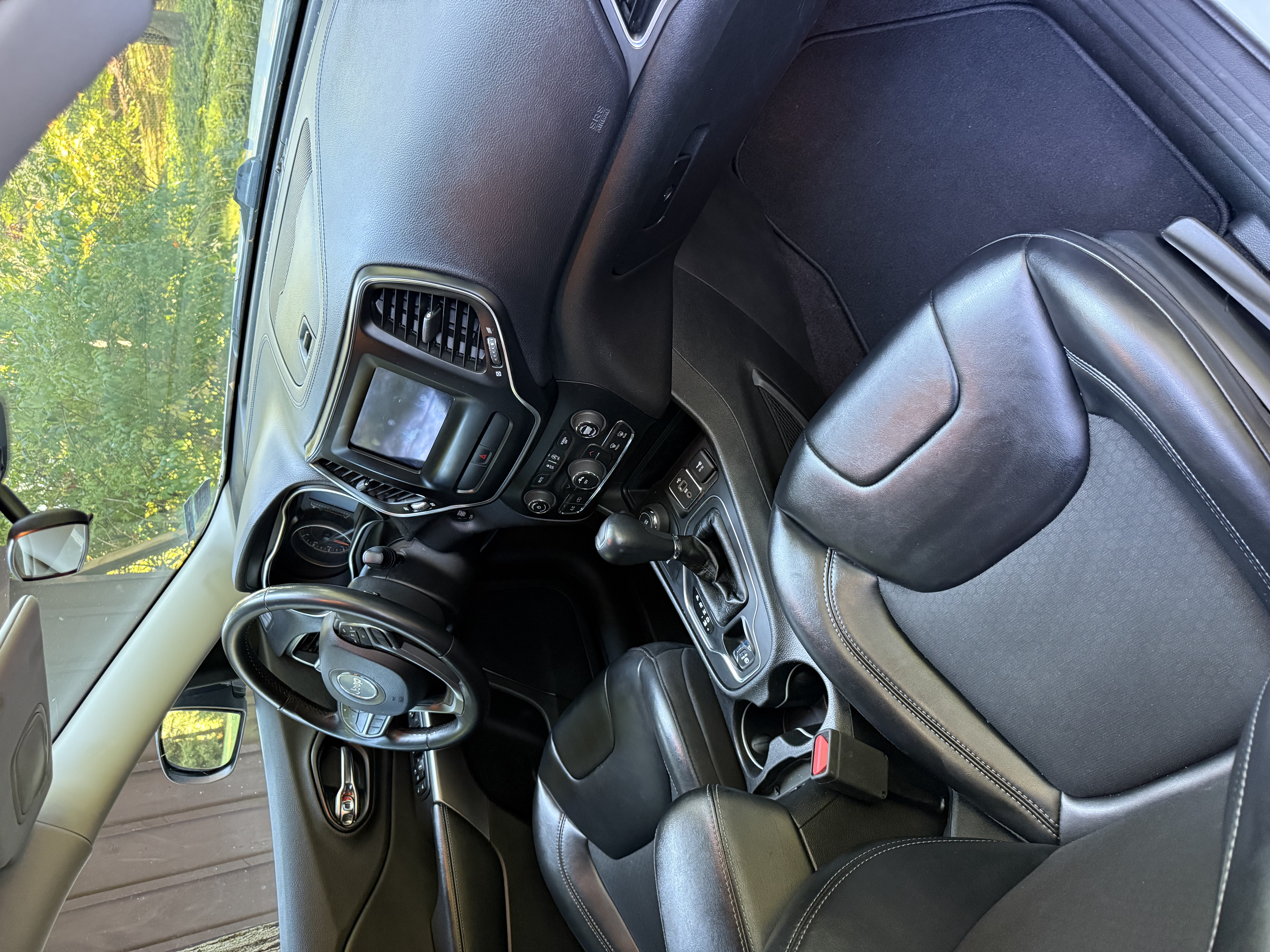Used 2019 Jeep Cherokee Latitude Plus AWD/4WD image 12