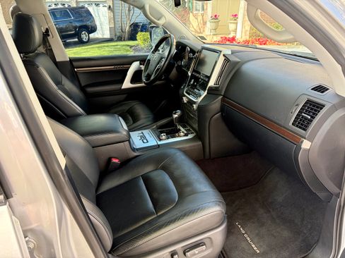 Used 2016 Toyota Land Cruiser image 12