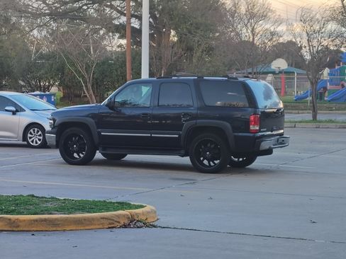 Used 2004 Chevrolet Tahoe LS w/ Cargo Package image 2