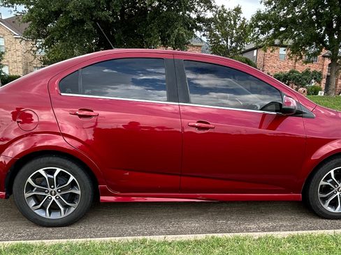 Used 2017 Chevrolet Sonic LT w/ Convenience Package FWD image 4