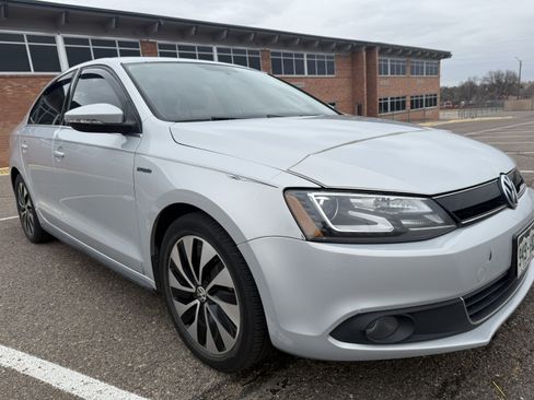 Used 2013 Volkswagen Jetta SEL Premium image 2
