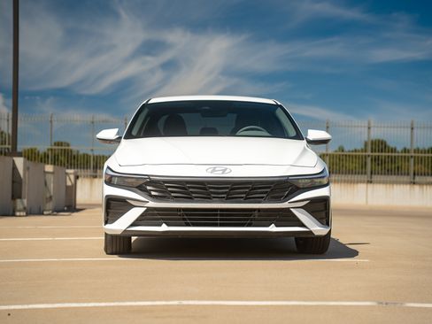 Used 2025 Hyundai Elantra Hybrid FWD image 2