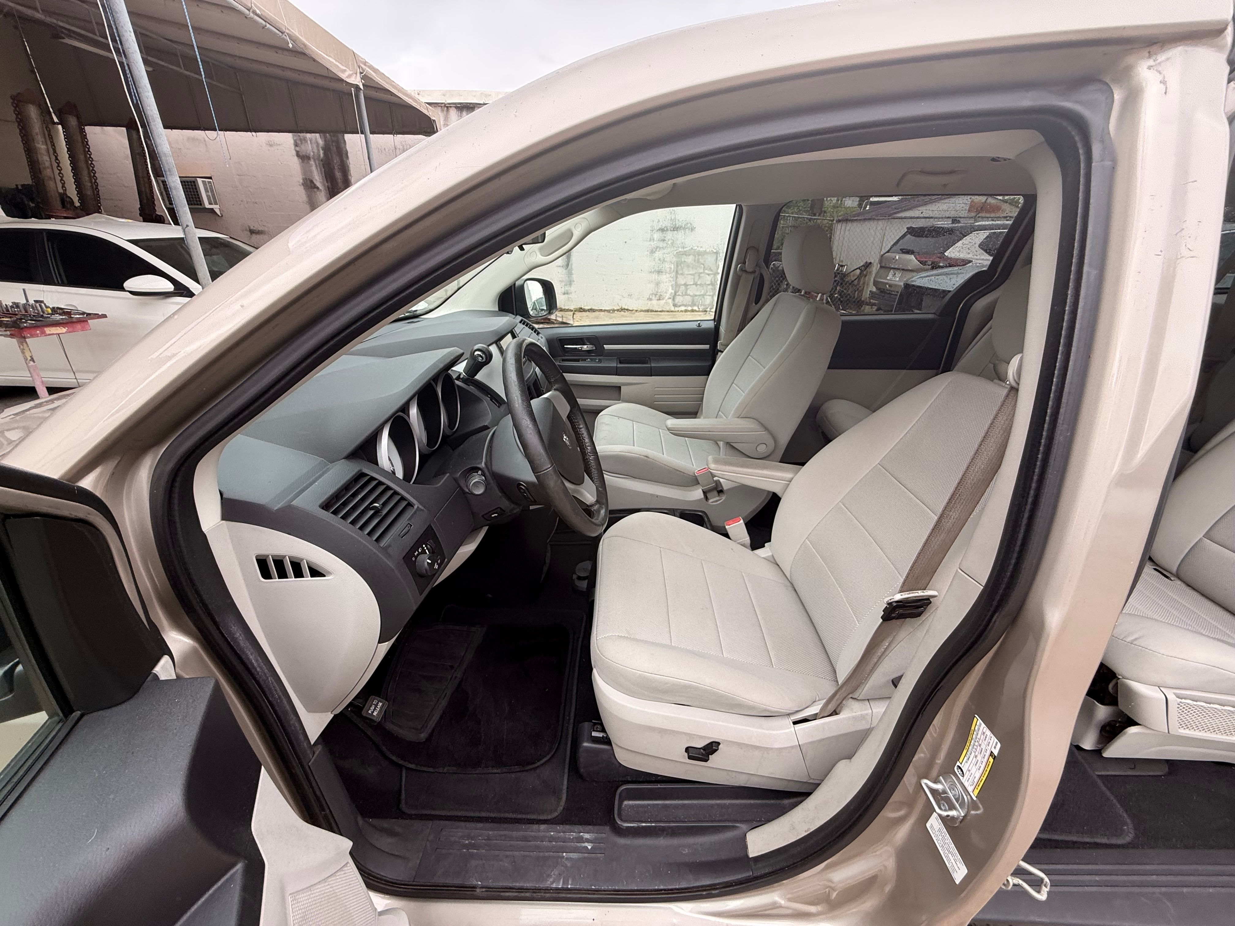 Used 2009 Dodge Grand Caravan SXT w/ Entertainment Group 2 FWD image 6