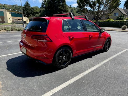 Used 2018 Volkswagen Golf 4-Door image 10