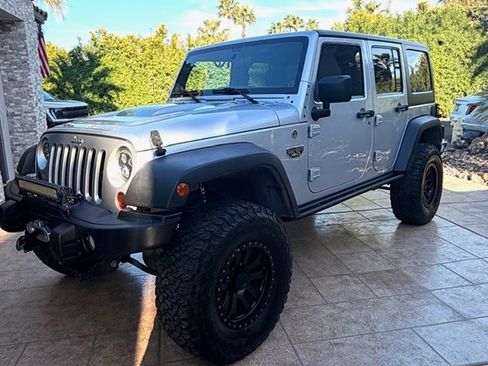 Used 2012 Jeep Wrangler Unlimited Rubicon image 2