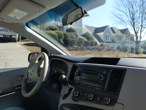 Used 2011 Toyota Sienna CE image 17