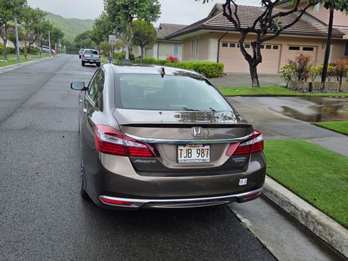 Used 2017 Honda Accord Touring image 2