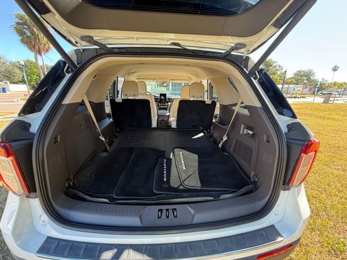 Used 2022 Ford Explorer Platinum w/ Technology Package image 11