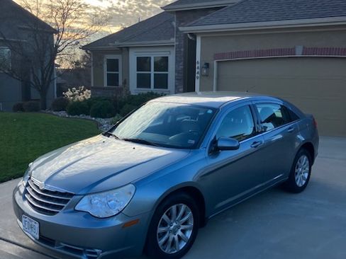 Used 2010 Chrysler Sebring Limited image 4